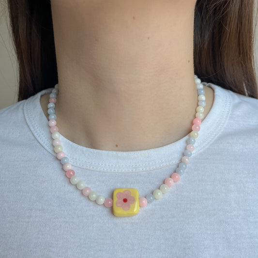 Collana colori pastello con perlina fiorellino