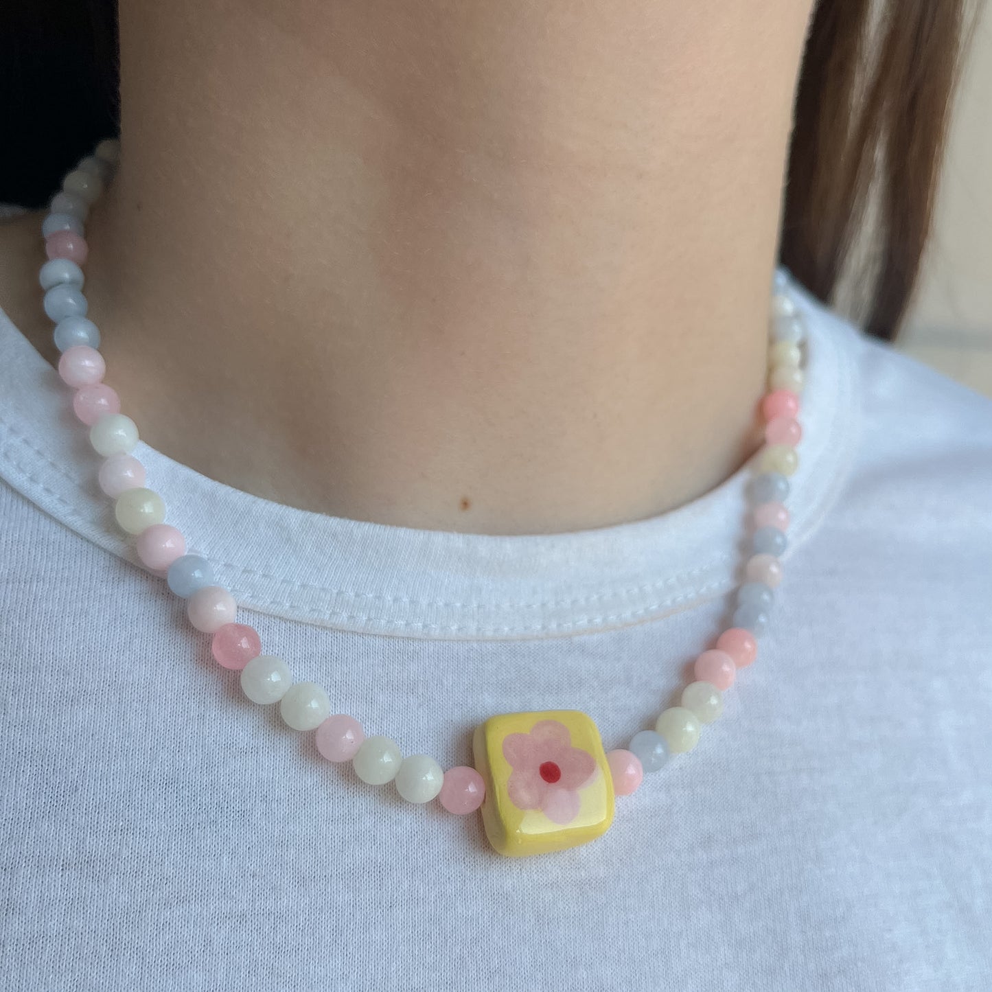 Collana colori pastello con perlina fiorellino