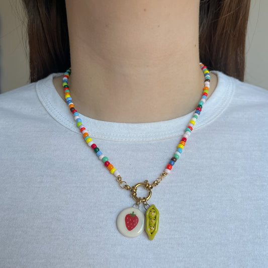 Collana colorata con ciondolo fragola e pisellini