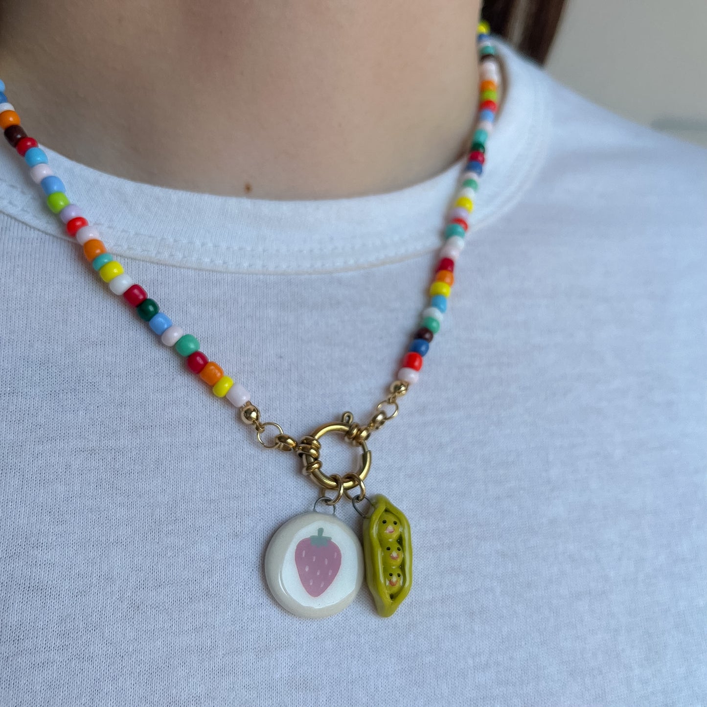 Collana colorata con ciondolo fragola e pisellini