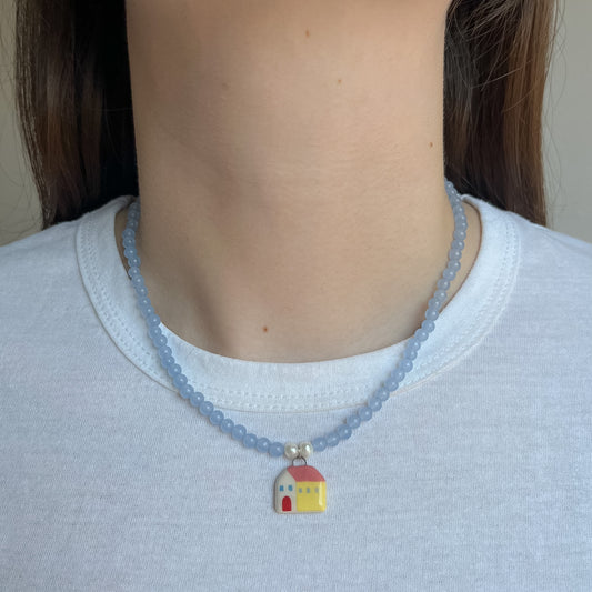 Collana azzurra con ciondolo casetta gialla
