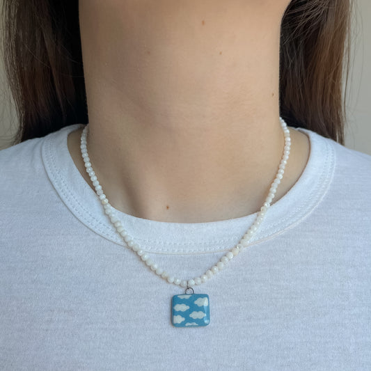 Collana bianca con ciondolo cielo