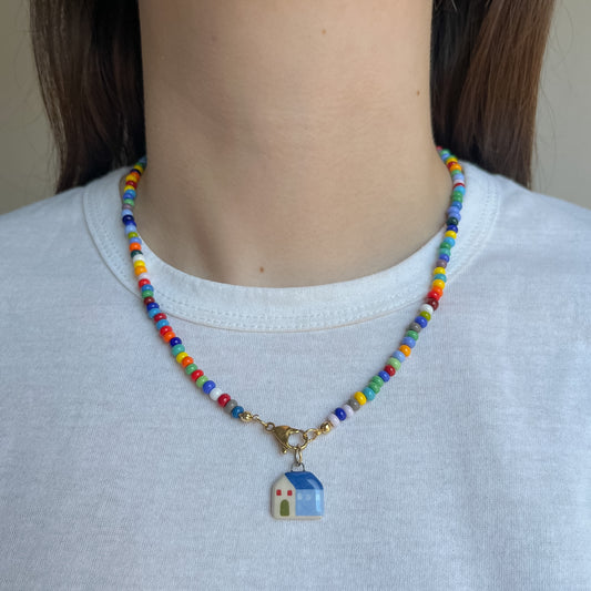 Collana colorata con ciondolo casetta blu