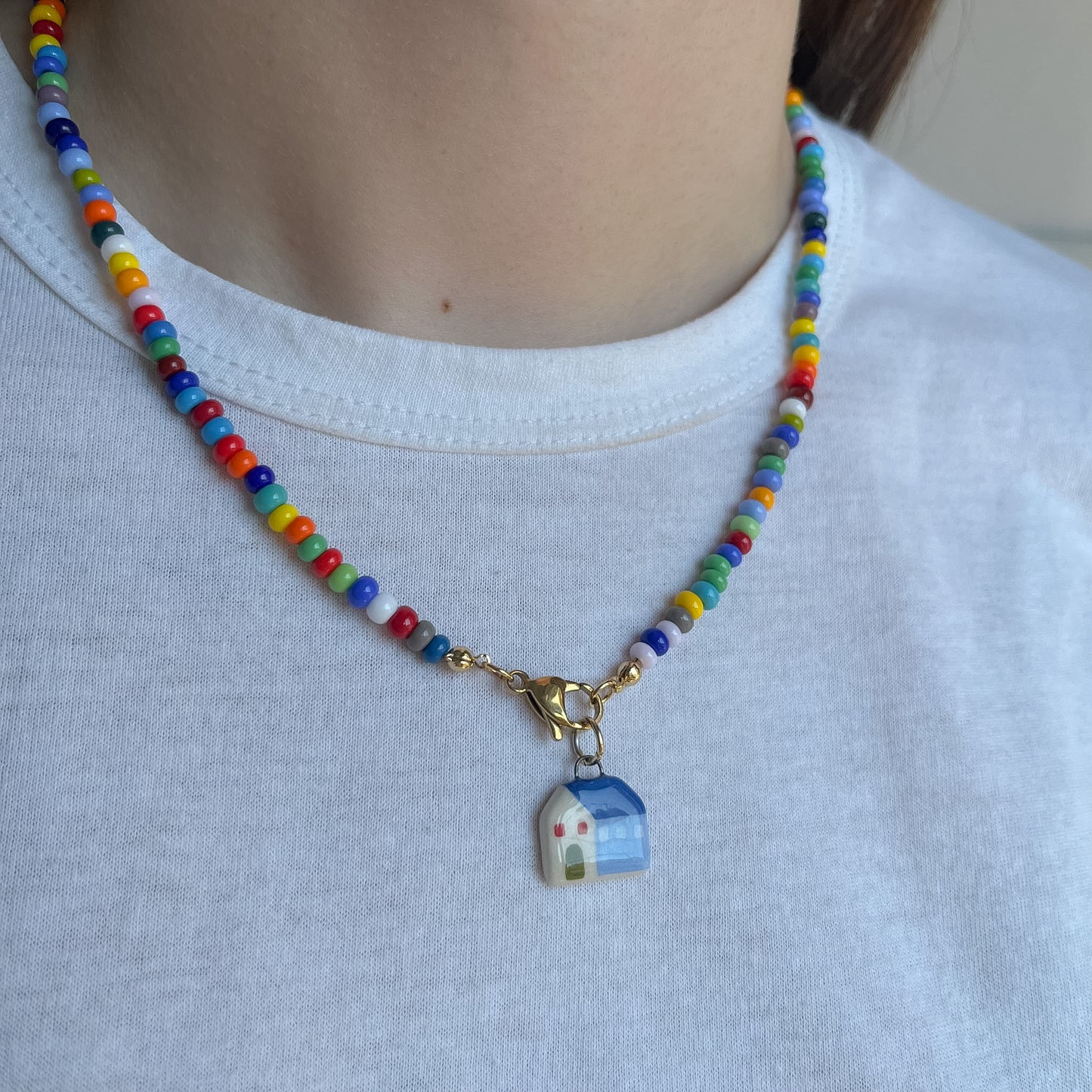 Collana colorata con ciondolo casetta blu