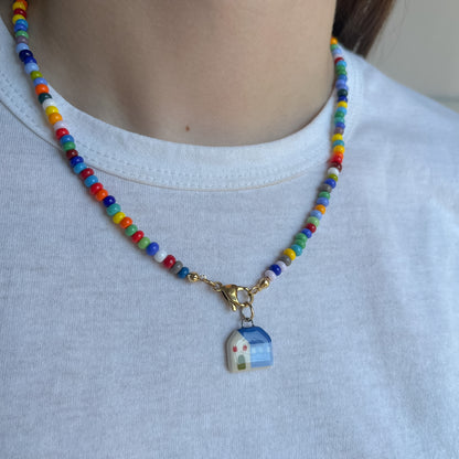 Collana colorata con ciondolo casetta blu