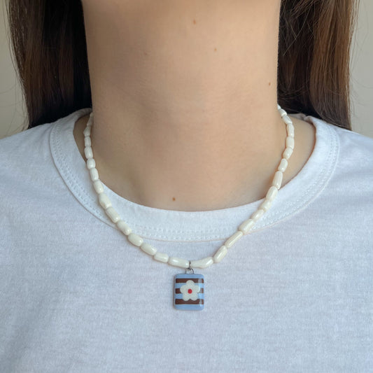 Collana bianca con ciondolo fiore