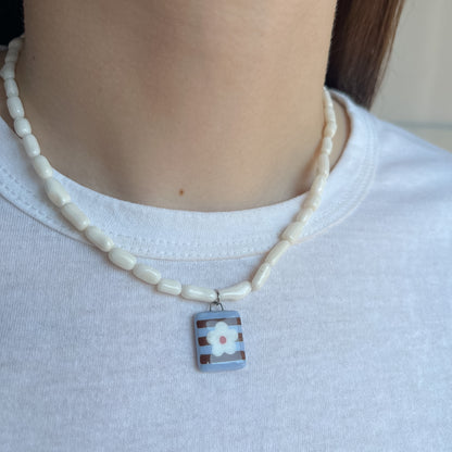 Collana bianca con ciondolo fiore