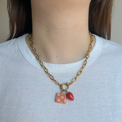 Catenella oro con fiorellini e fragola