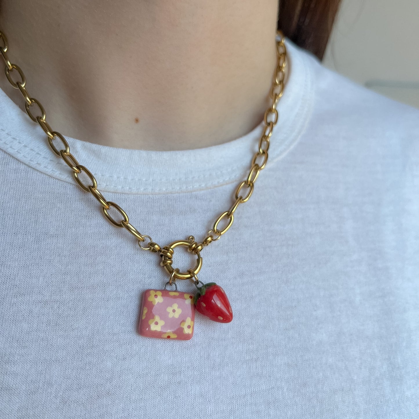 Catenella oro con fiorellini e fragola