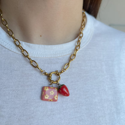 Catenella oro con fiorellini e fragola