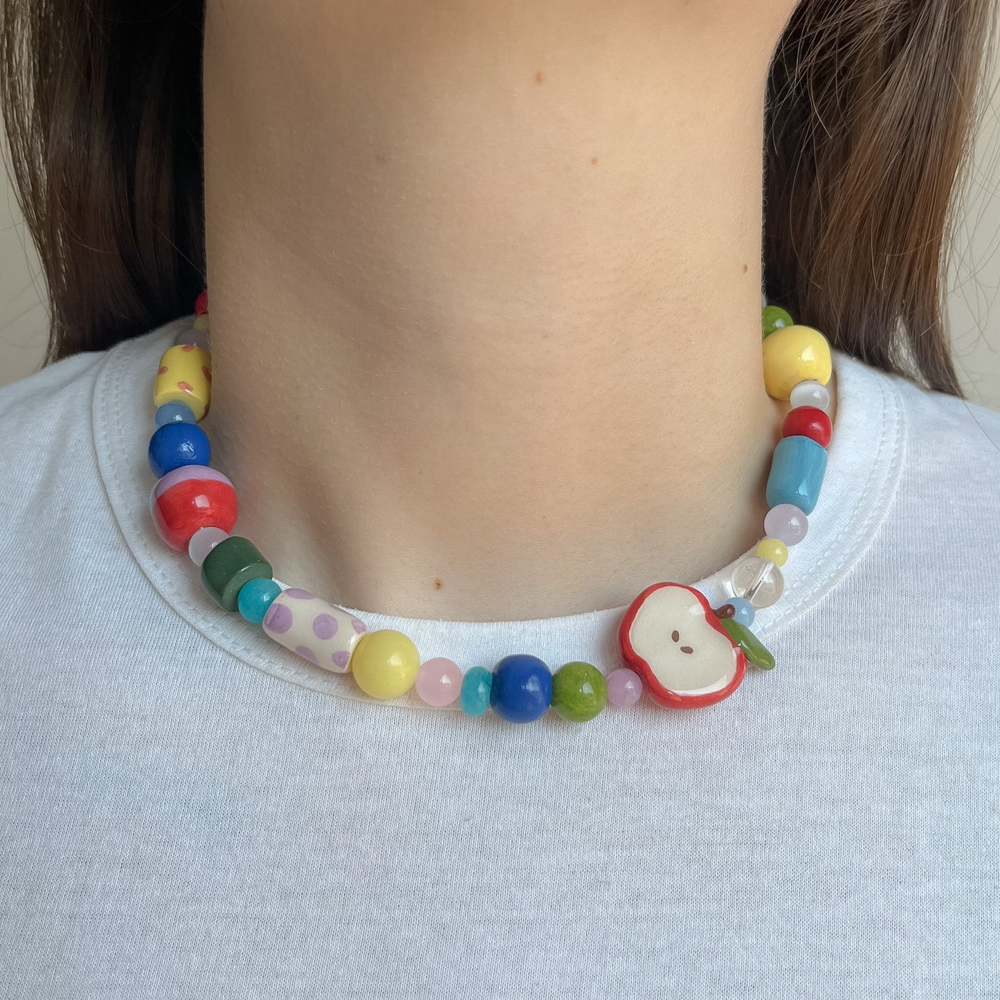 Collana con perline in ceramica e mela