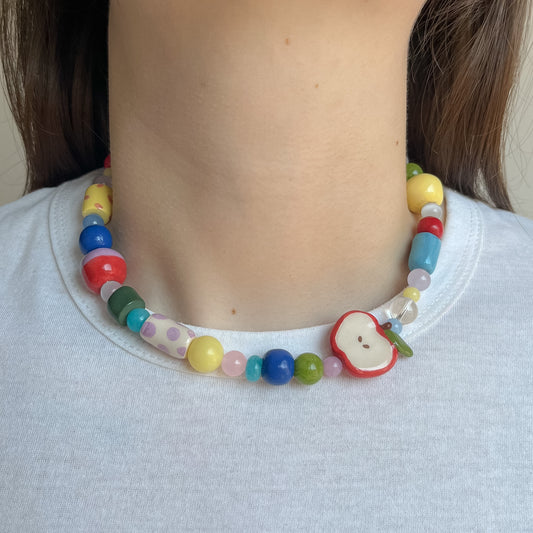 Collana con perline in ceramica e mela