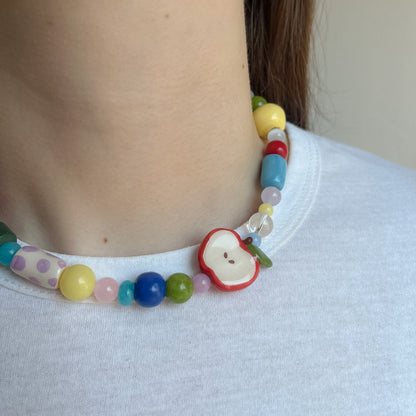Collana con perline in ceramica e mela