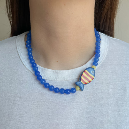 Collana blu con pesciolino
