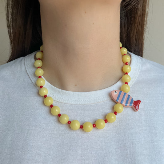 Collana gialla con pesciolino