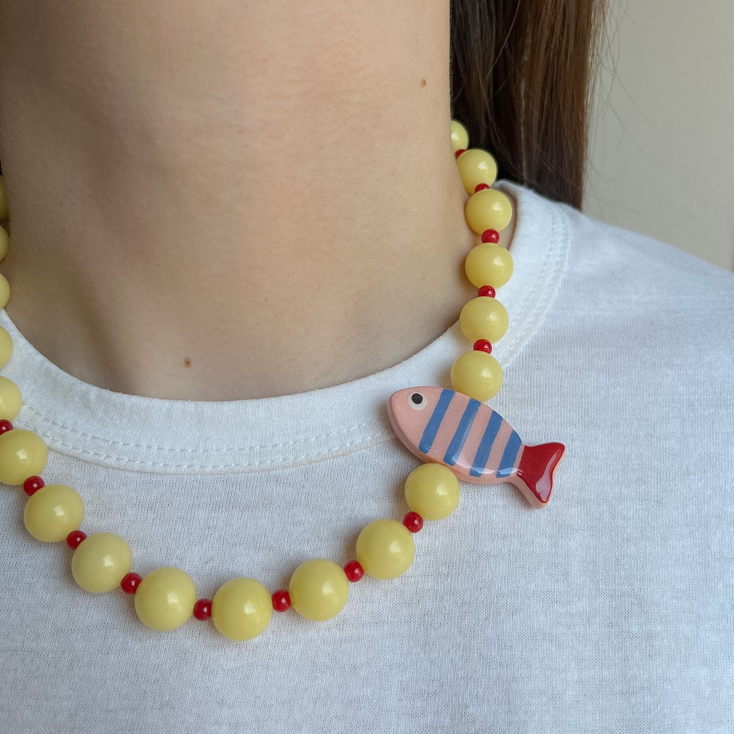 Collana gialla con pesciolino