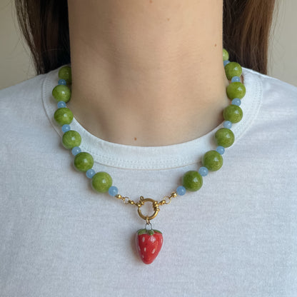 Collana verde con moschettone e fragola gigante