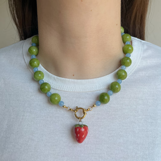 Collana verde con moschettone e fragola gigante