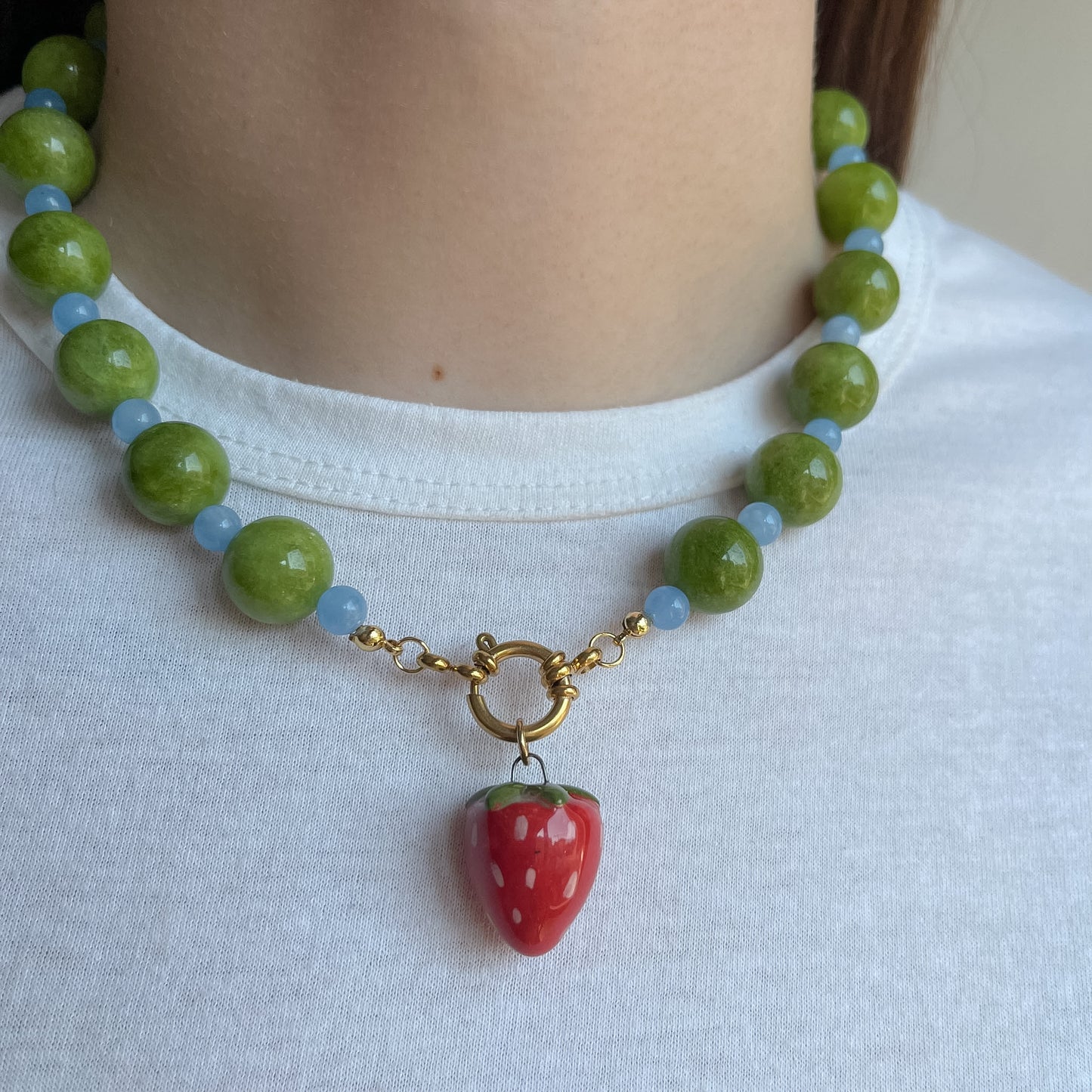 Collana verde con moschettone e fragola gigante