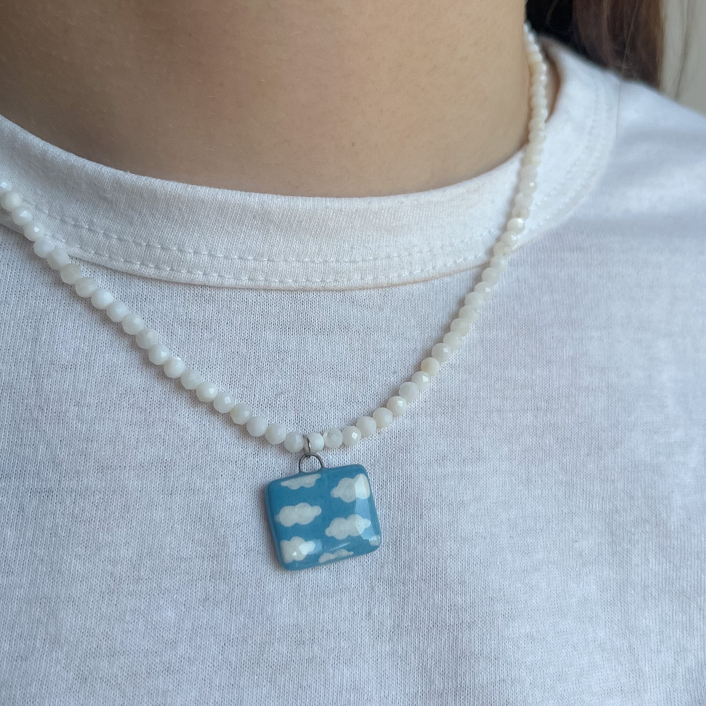 Collana bianca con ciondolo cielo