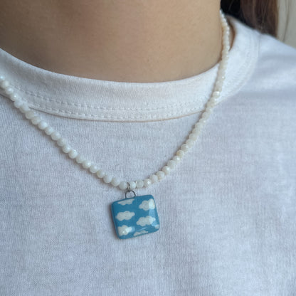Collana bianca con ciondolo cielo