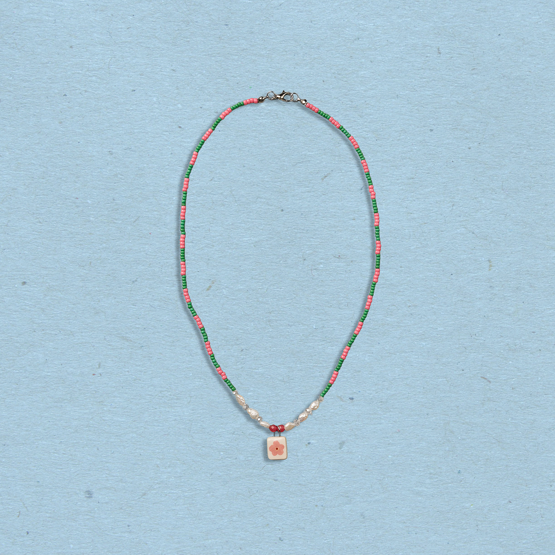 Collana con perline e ciondolo fiore rosa