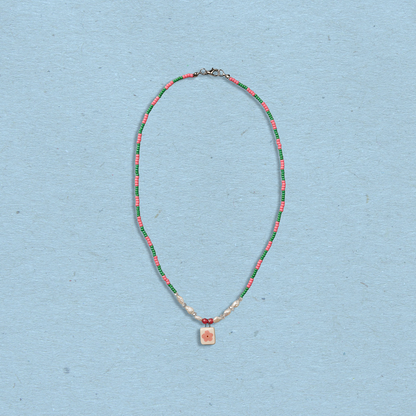 Collana con perline e ciondolo fiore rosa