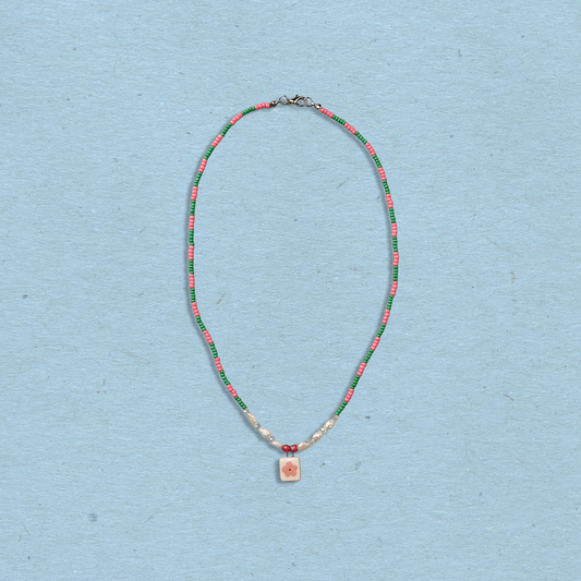 Collana con perline e ciondolo fiore rosa
