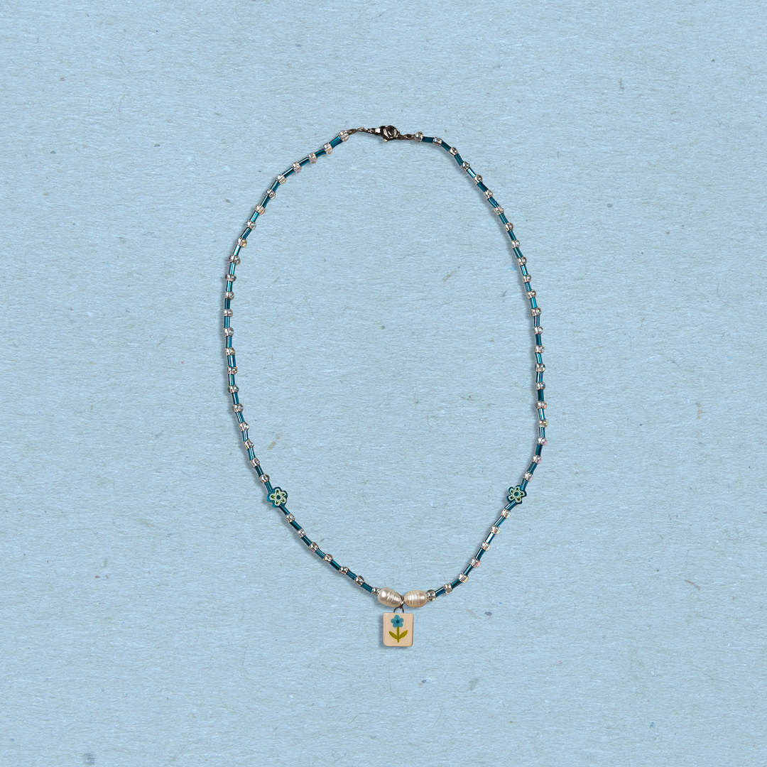 Collana con perline e ciondolo fiorellino