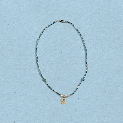 Collana con perline e ciondolo fiorellino
