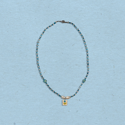 Collana con perline e ciondolo fiorellino