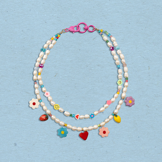 Collana di perle con mix ciondoli
