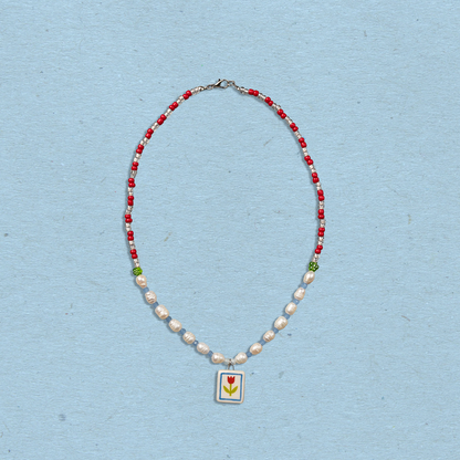 Collana con perle e ciondolo tulipano