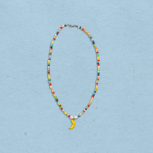 Collana di perline colorate con ciondolo banana