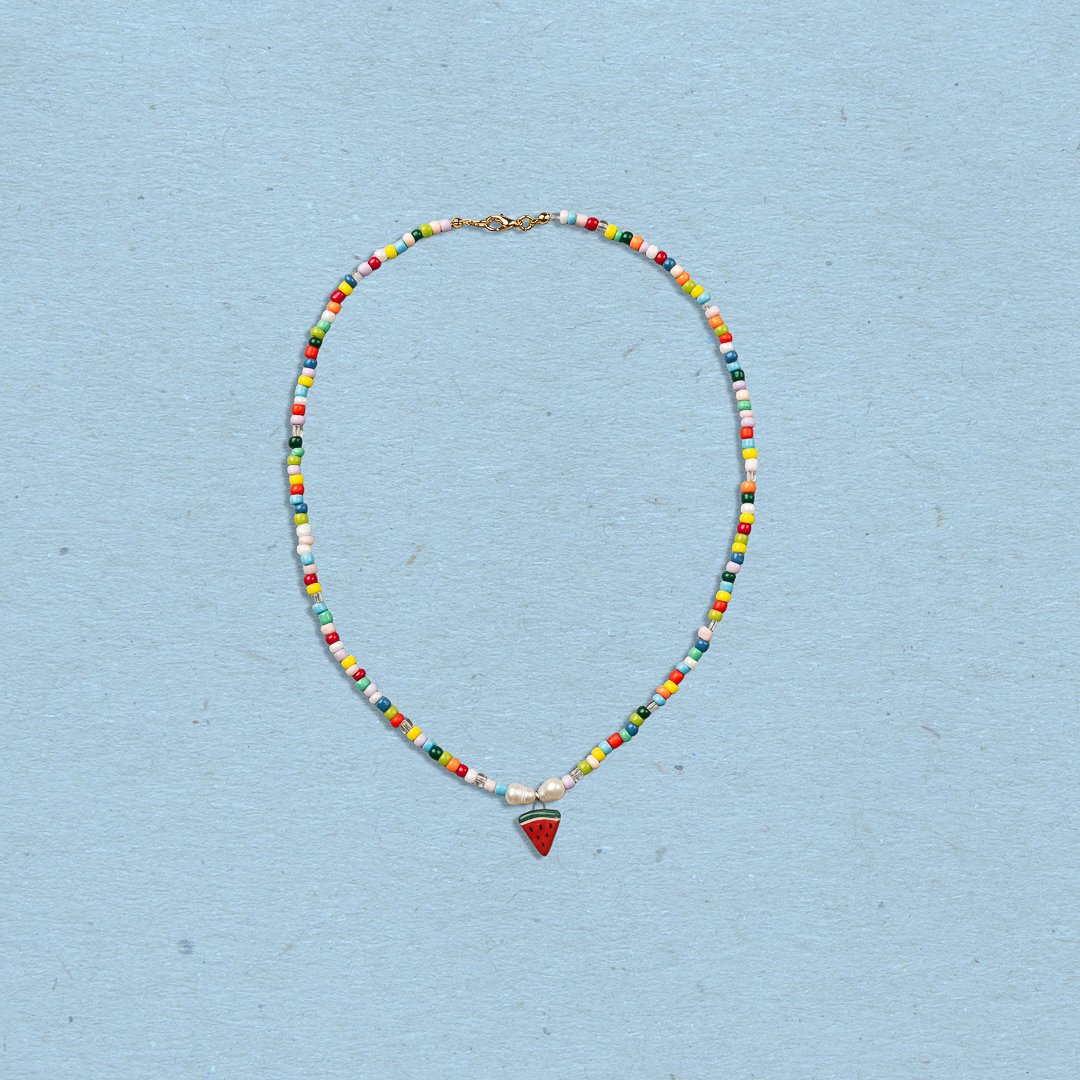 Collana di perline colorate con ciondolo anguria