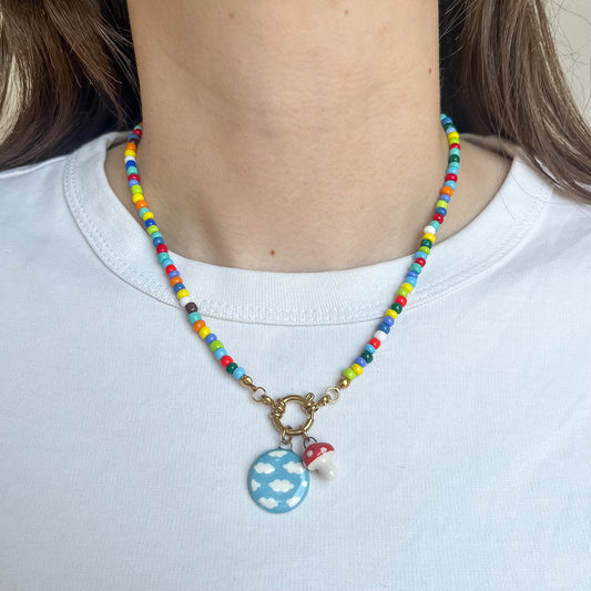 Collana colorata con cielo e funghetto