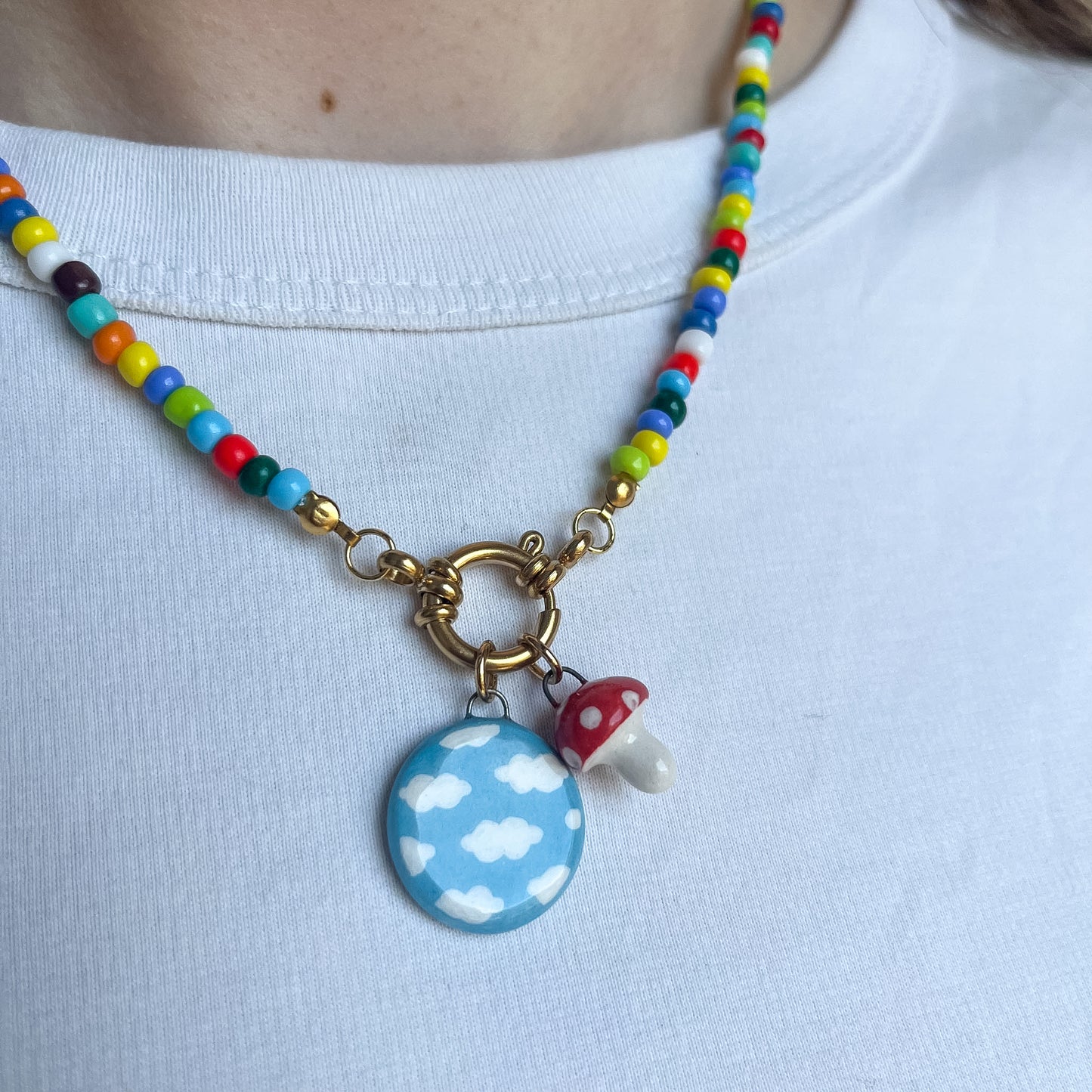 Collana colorata con cielo e funghetto