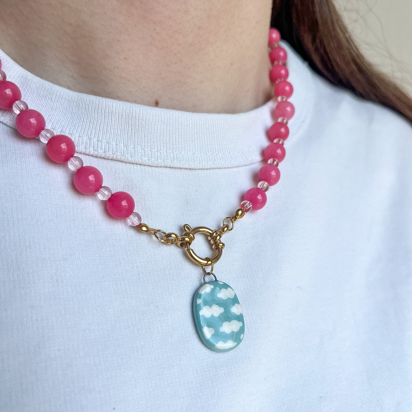 Collana rosa con moschettone e ciondolo cielo