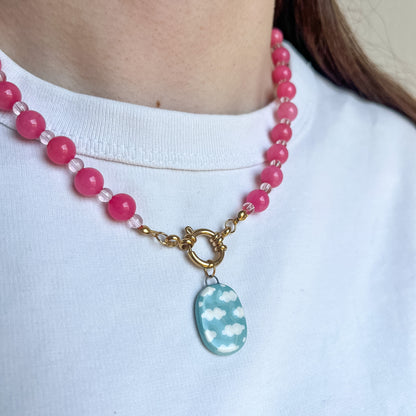 Collana rosa con moschettone e ciondolo cielo