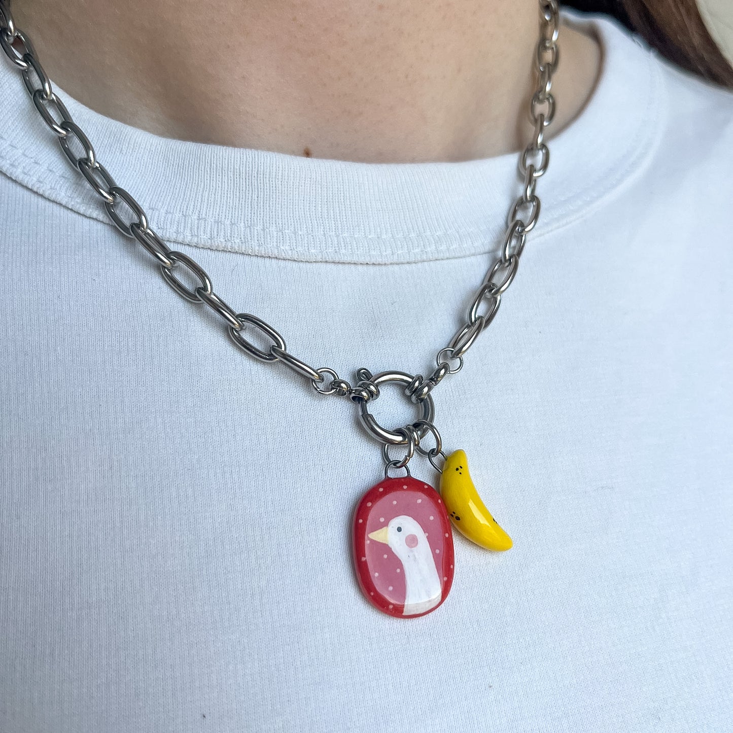 Catenella argento con ochetta rossa e banana