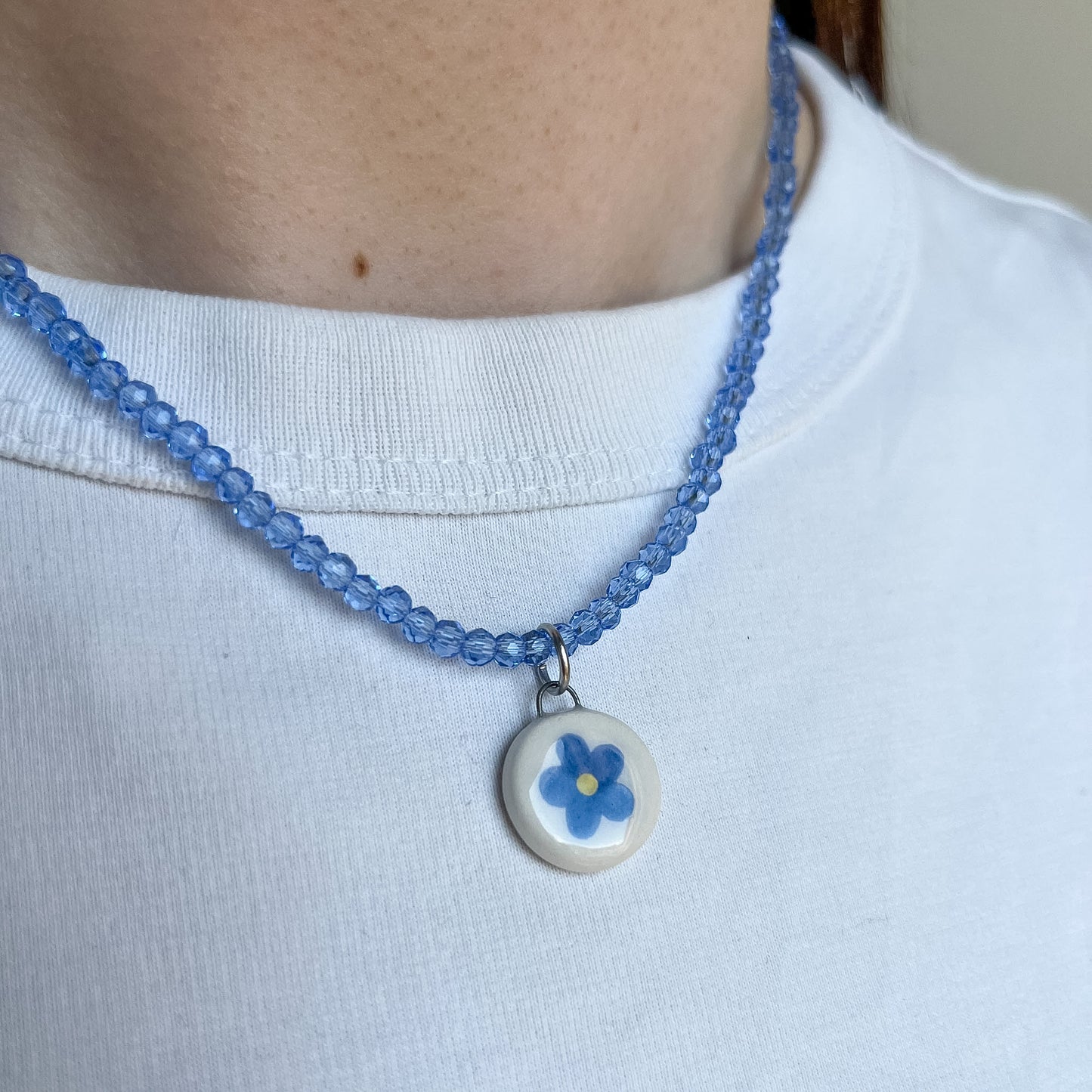 Collanina con fiorellino blu