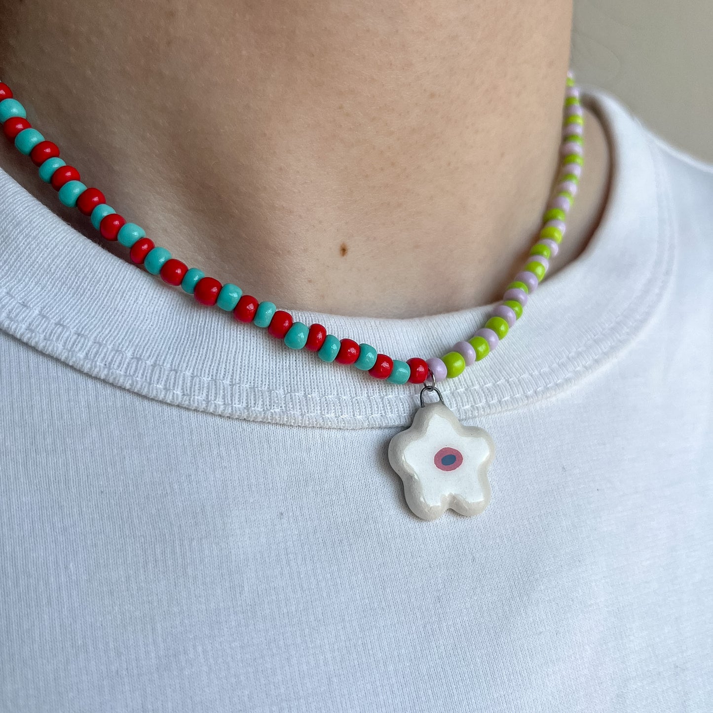 Collana con fiorellino bianco