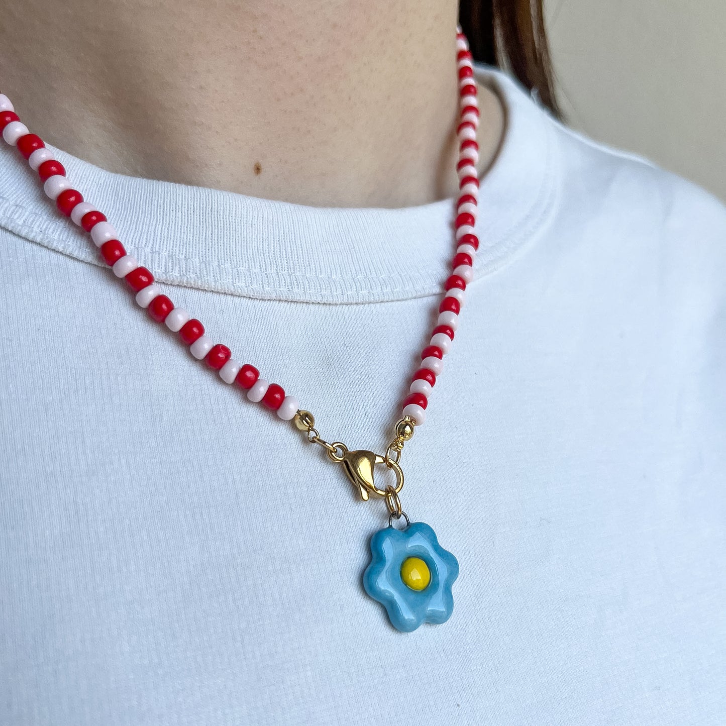 Collana con margherita azzurra