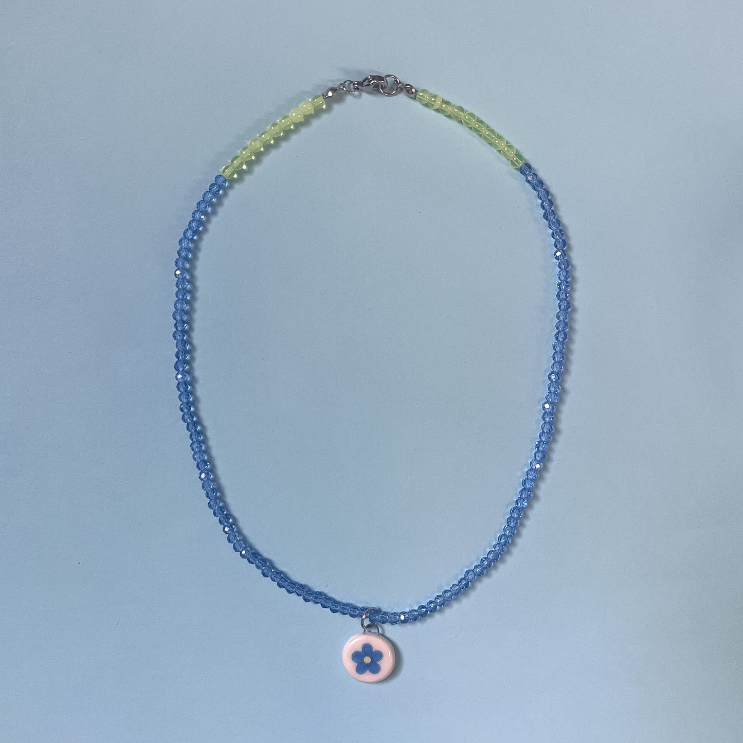 Collanina con fiorellino blu