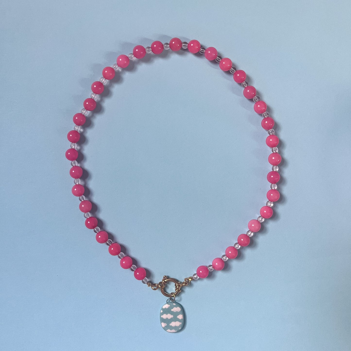 Collana rosa con moschettone e ciondolo cielo