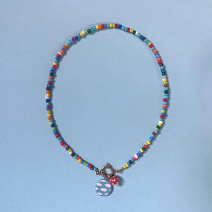 Collana colorata con cielo e funghetto