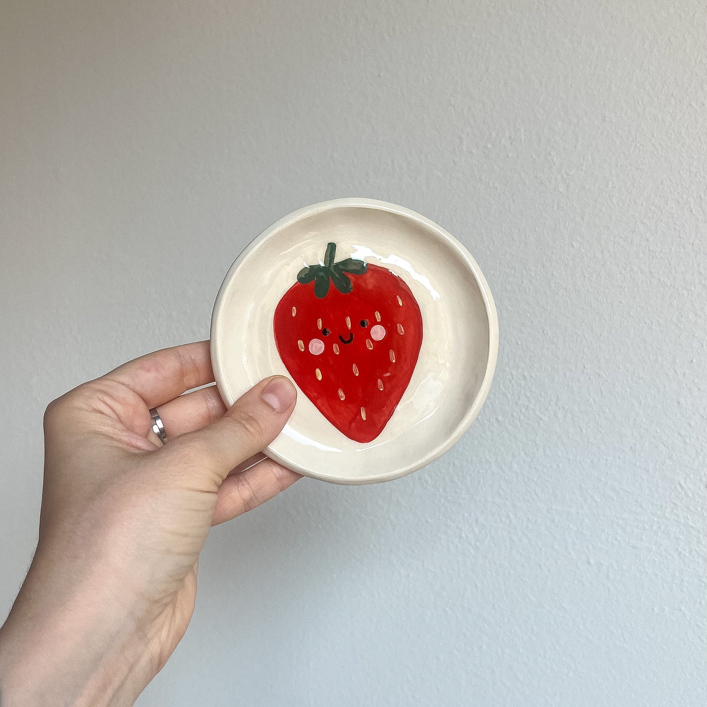 Piattino portagioie con fragola felice