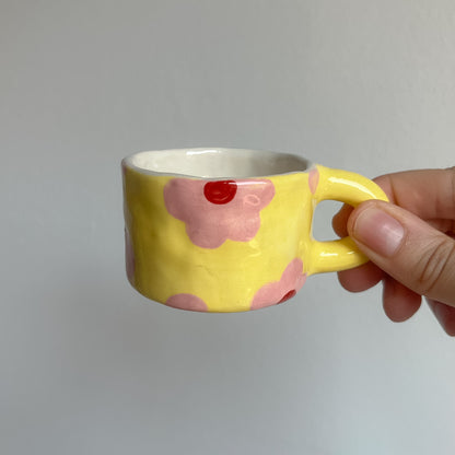 Tazzina gialla con fiori rosa