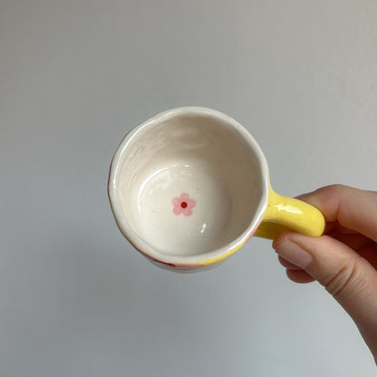 Tazzina gialla con fiori rosa