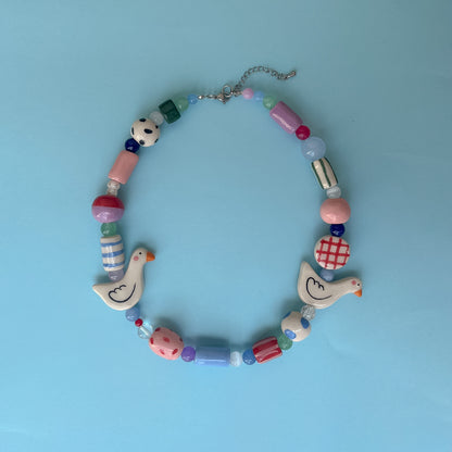 Collana con perline in ceramica e paperelle